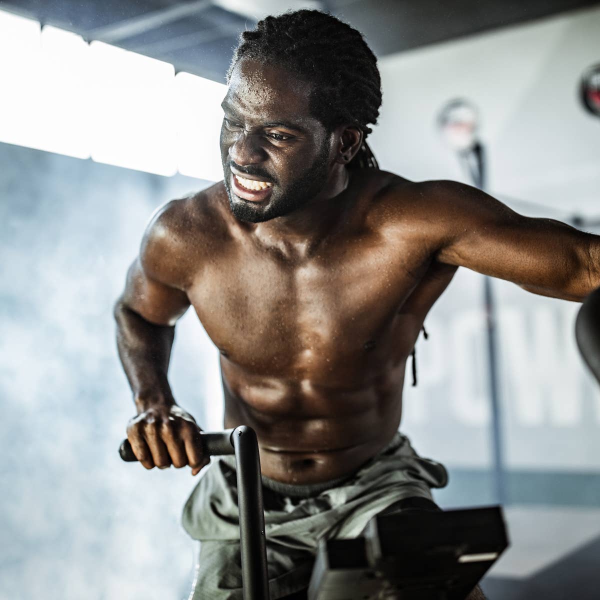 Спортсмен сделал 50. Рани в зале чернокожий спортсмен.