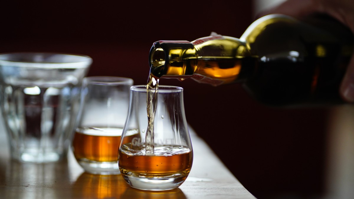 Best Sipping Whiskey to Drink Any Time of Year Men