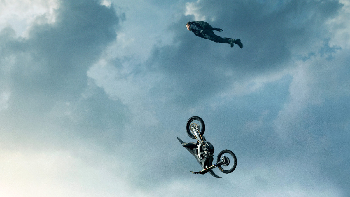 Tom Cruise Did 13 000 Practice Jumps For Biggest Stunt Ever Men s Journal tom-cruise-did-13-000-practice-jumps-for-biggest-stunt-ever-men-s-journal