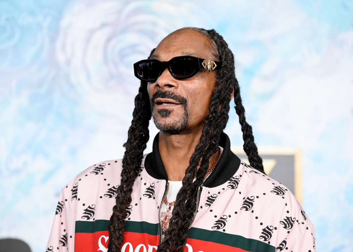 Snoop Dogg Addresses Japanese Man's Viral, Lifelike Collie Costume - Men's  Journal