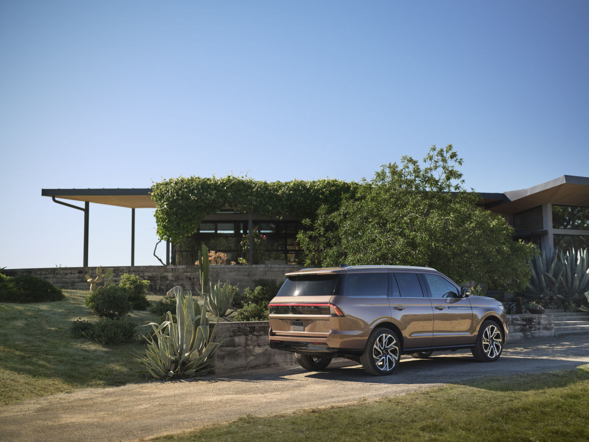 2025 Lincoln Navigator A Bright New Look, But Is It Enough? Men