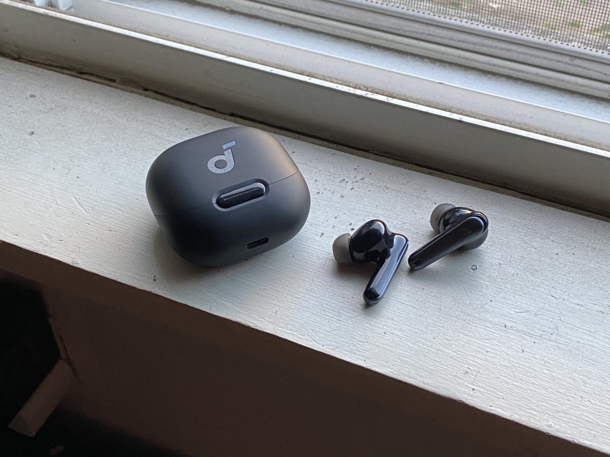 Best Running Headphones and Wireless Earbuds Reviewed Men s Journal