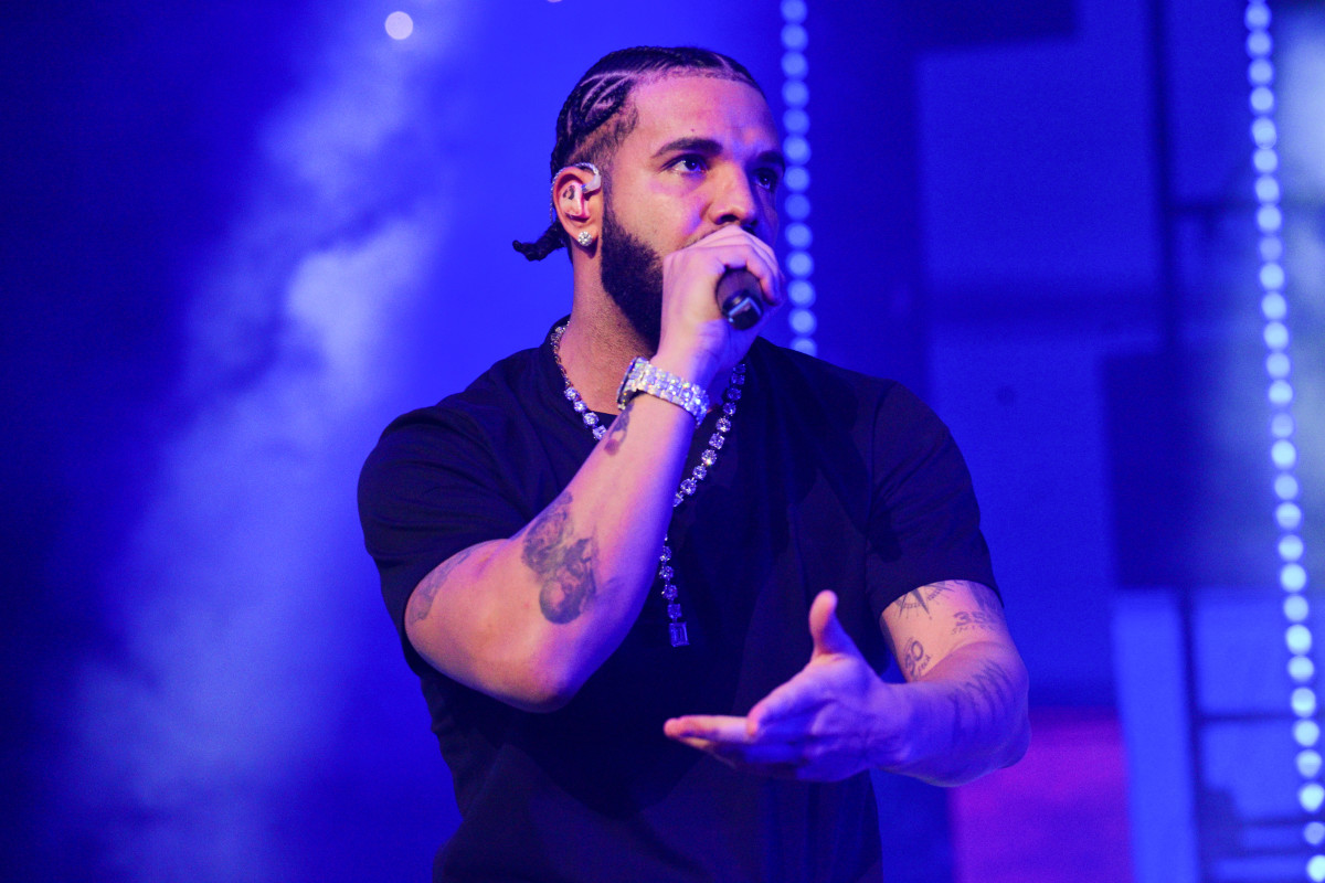 Drake promises fan 50 000 after reading sign held up at his concert