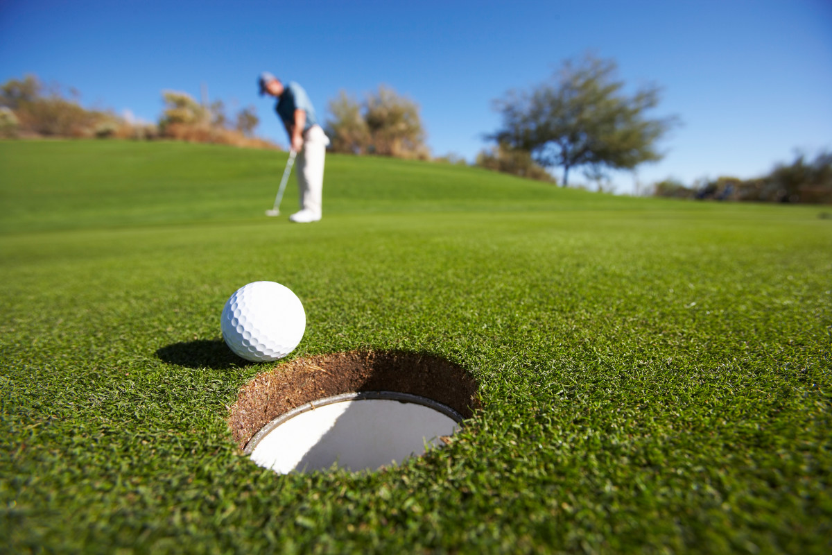 https://www.mensjournal.com/.image/t_share/MjAxMzA4NDkxOTM0MDgyNTg3/male-golfer-putting-on-golf-course.jpg