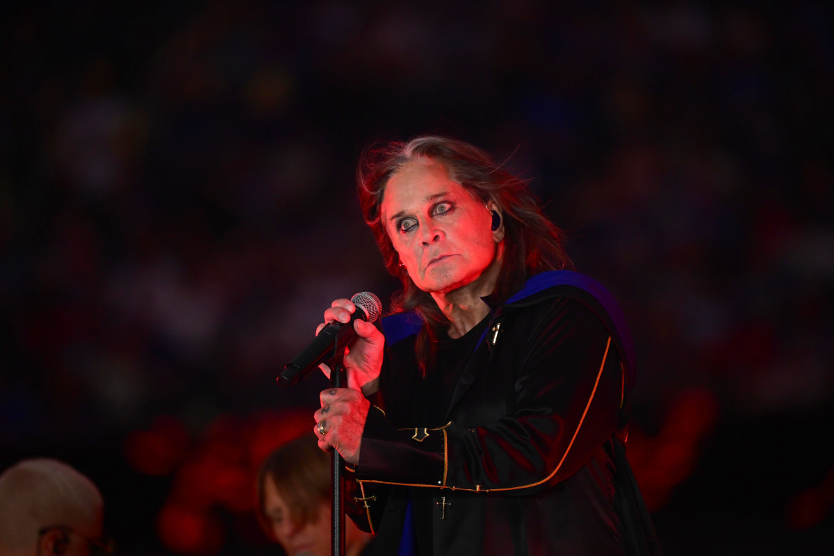 did ozzy osbourne really drink pee