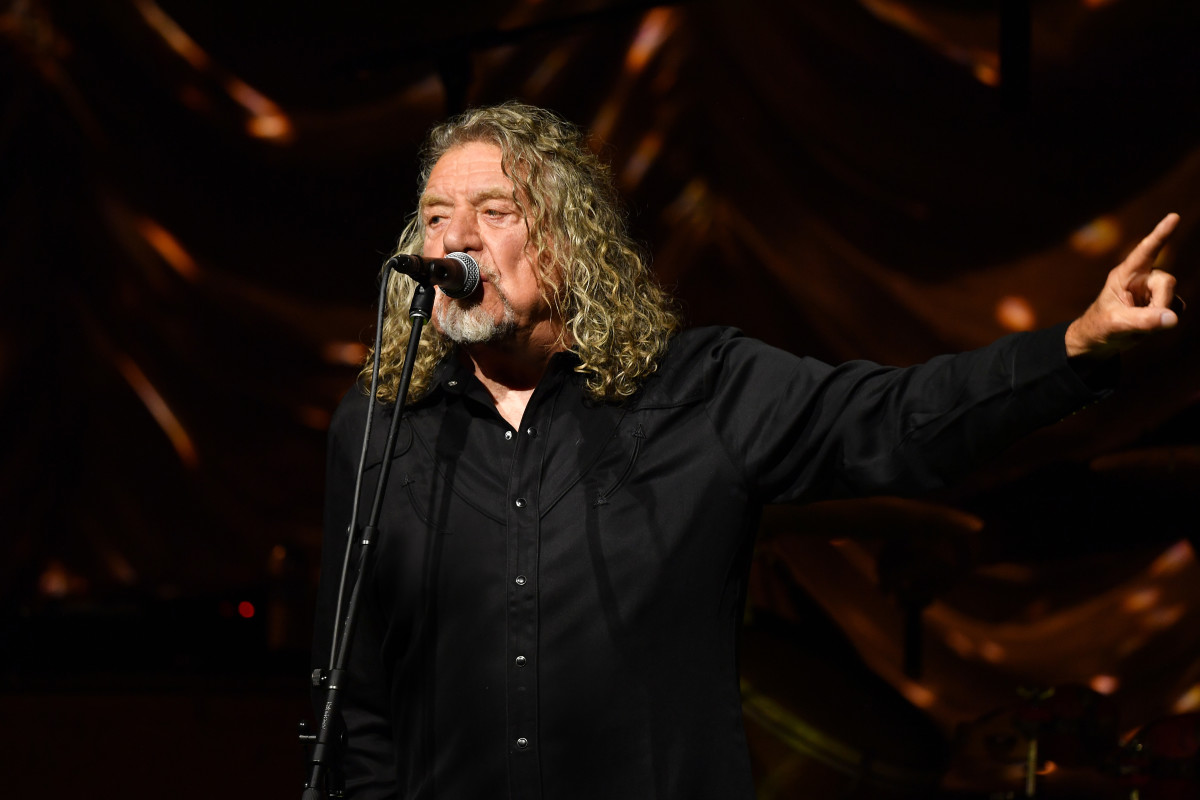 Robert Plant Performs Led Zeppelin's 'Stairway to Heaven' Live for