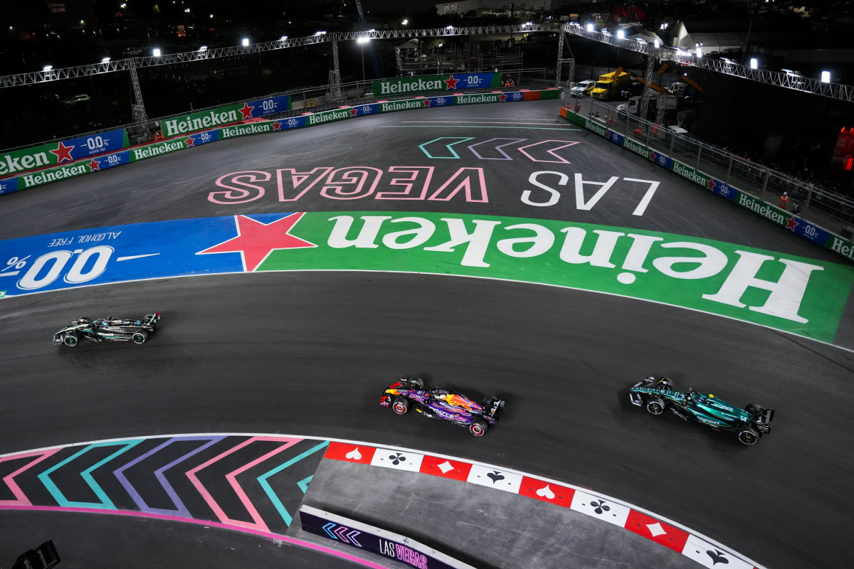 How Well Did Vegas Pull Off Its First F1 Race? Depends Who You Ask - Men's  Journal
