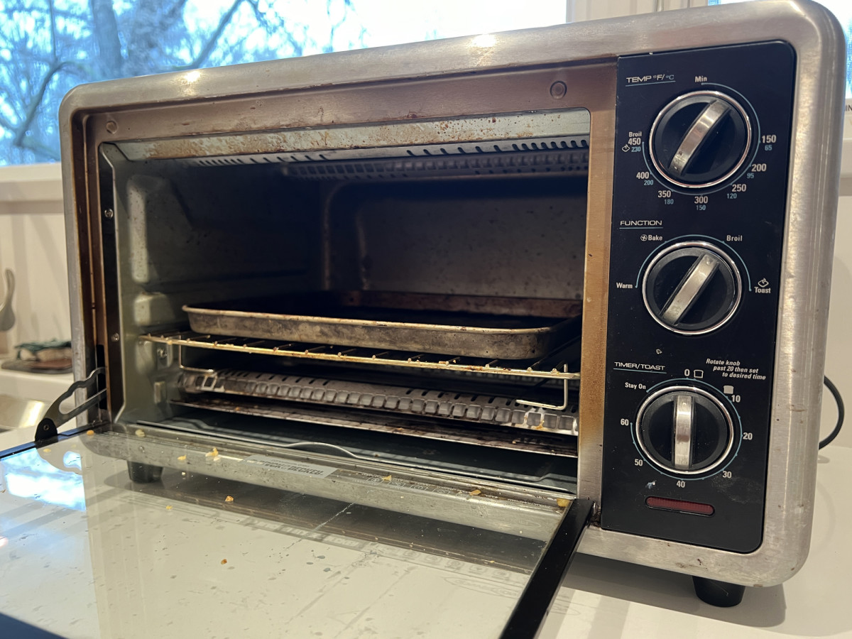 https://www.mensjournal.com/.image/t_share/MjAyODYwMDIyMDI2MjgyMDUy/op_emily-fazio_how-to-clean-toaster-oven_grease-food-splatters-dirty.jpg