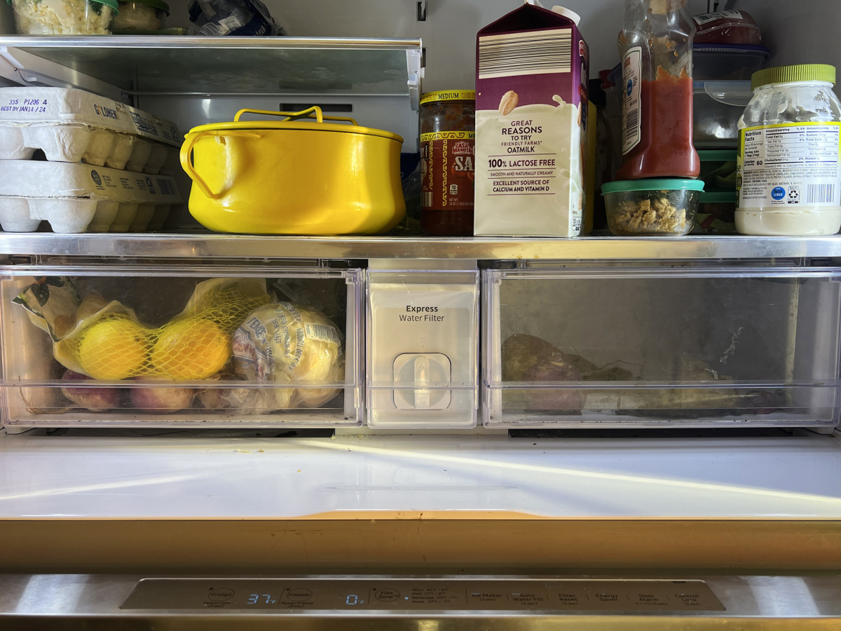 https://www.mensjournal.com/.image/t_share/MjAyODYwMTI0MzAwMTI1MjUy/op_emily-fazio_how-to-clean-fridge_disorganized-refrigerator-inside.jpg
