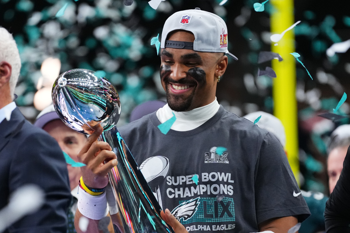 After seeing a group of children studying and reading on old, tattered books, Philadelphia Eagles star Jalen Hurts spent $4.5 million of his own money to build a library near a school in Philadelphia. Jalen Hurts’ next action brought fans to tears…-vut