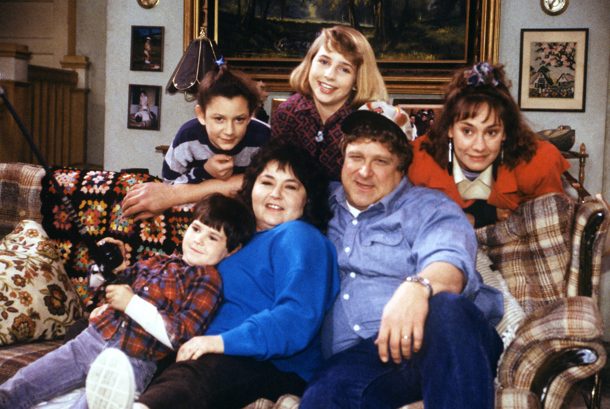 HOA KỲ - NGÀY 24 THÁNG 1: ROSEANNE - "The Monday Thru Friday Show" - Phần 1 - 24/1/89, Roseanne (Roseanne Barr) và Dan (John Goodman) không đồng ý về việc nên tổ chức lễ kỷ niệm 15 năm ngày cưới lãng mạn ở đâu; Darlene (Sara Gilbert, trên cùng bên trái) thấy công việc giao báo của mình không thể xử lý được; Becky (Lecy Goranson, trên cùng ở giữa) từ chối mổ một con ếch trong lớp sinh học. Laurie Metcalf (Jackie) và Michael Fishman (DJ) cũng tham gia., (Ảnh của ABC Photo Archives/Disney General Entertainment Content qua Getty Images)