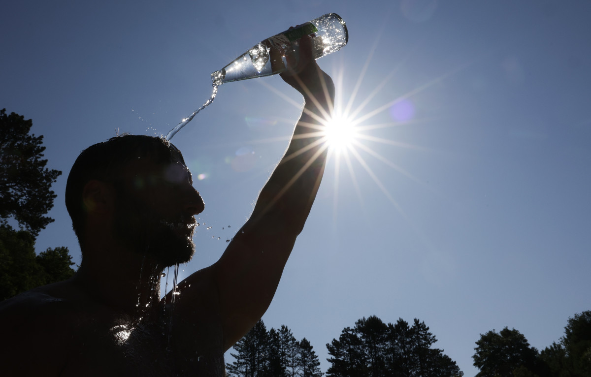 39 Dangerous 39 Heat Wave Affecting - A Man Tries To Stay Cool In The Heat