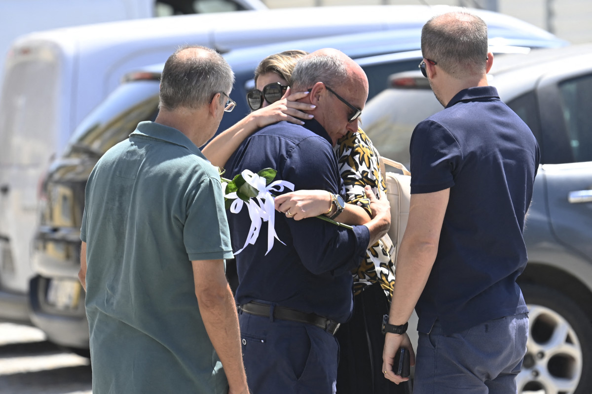 Photos Show Diogo Jota's Grief-Stricken Parents, Family Arriving at Wake