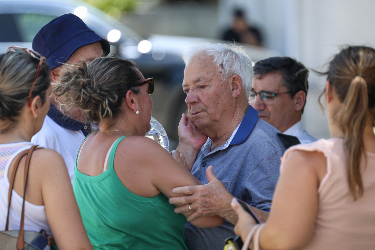 Des photos montrent les parents et la famille de Diogo Jota, accablés de chagrin, arrivant à la veillée funèbre.