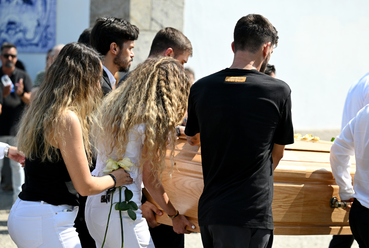 Rute Cardoso, Wife of Diogo Jota, carries the coffin of her late husband Diogo Jota.