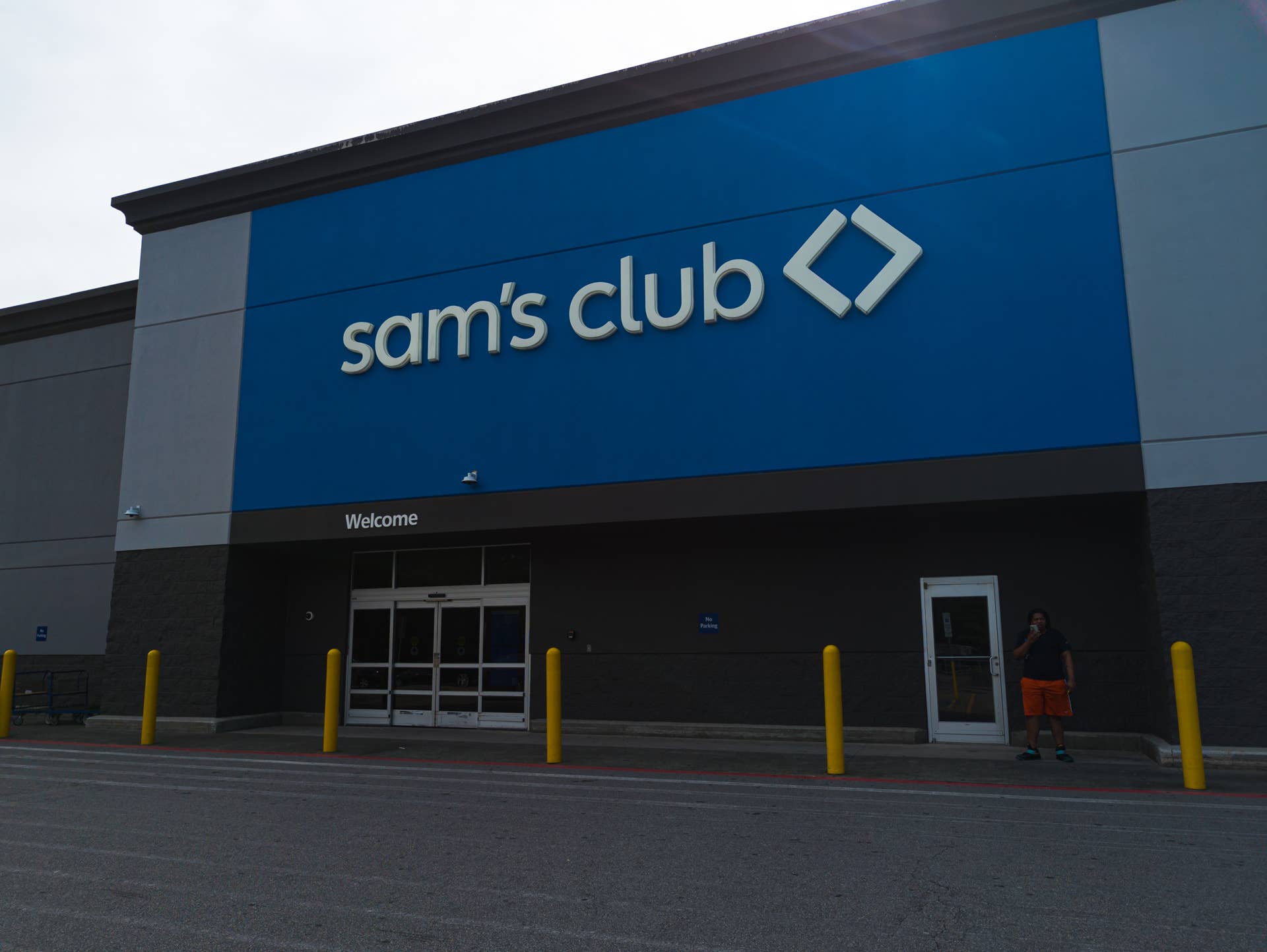 Sam's Club Drops Sale on Best-Selling Superfood Greens Powder