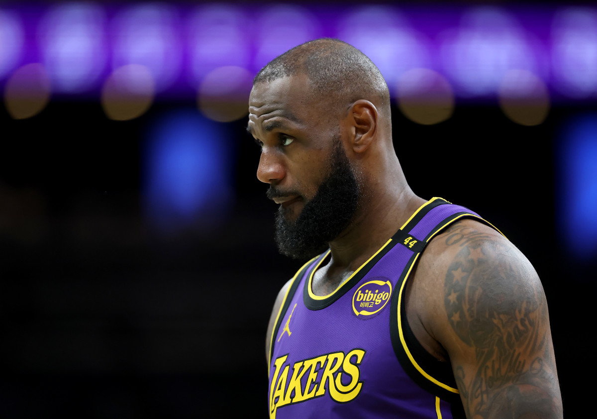 Ex-Laker Says Blunt 5-Word Message to LeBron James Got Him 'Kicked Off'  Team - Men's Journal