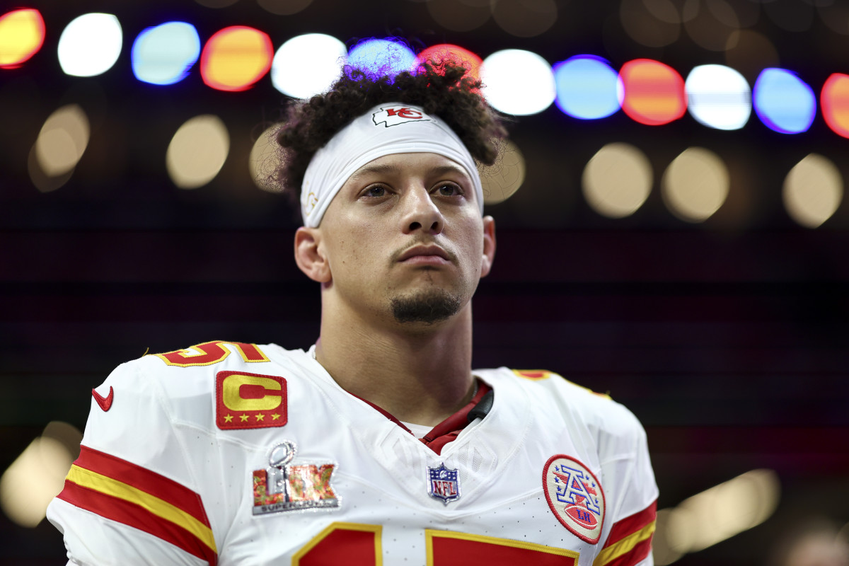 BREAKING NEWS : Kansas City Chiefs superstar Patrick Mahomes is donating his entire $20 million signing bonus and sponsorship deal to charities and homeless relief organizations. “There are millions of people struggling every day — families without homes, kids without food, veterans without support,” Patrick Mahomes said. “If I could be one of those people. See details below👇 - 24/7 News America