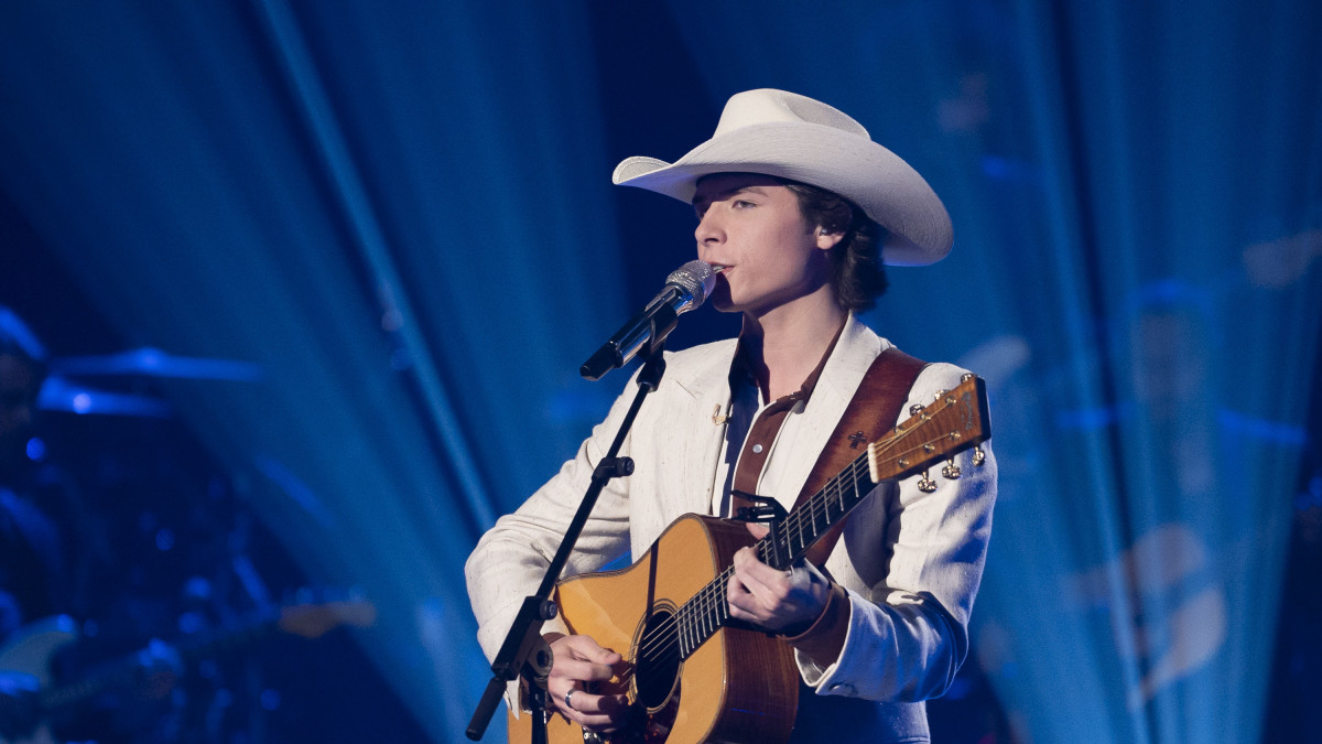 John Foster's Moving Song for Late Friend Maggie Dunn Stunned Judges -  Men's Journal