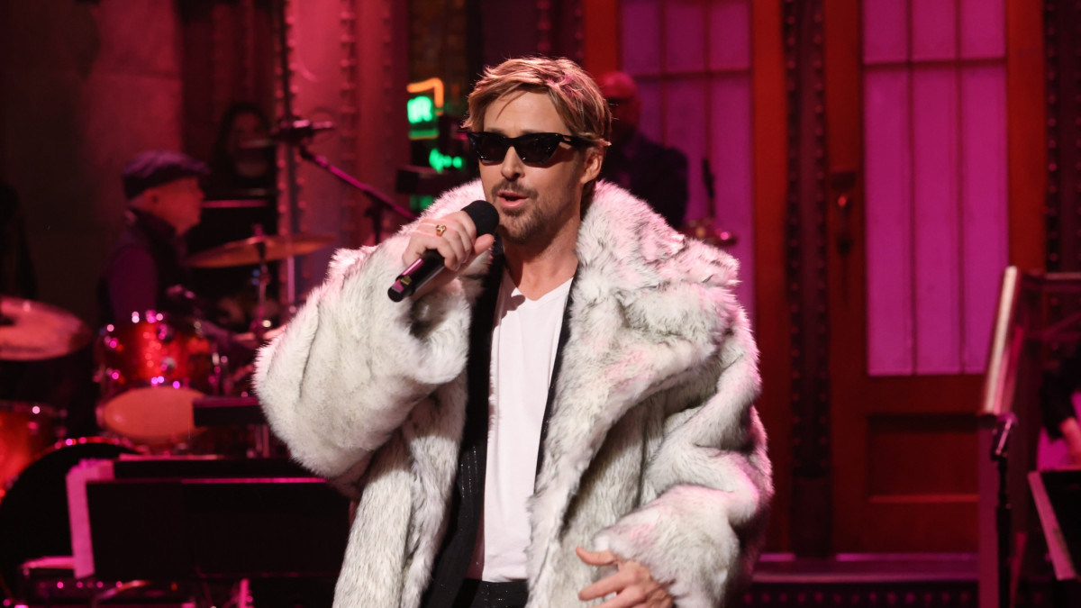 Ryan Gosling Returning to Host 'Saturday Night Live' - Men's Journal
