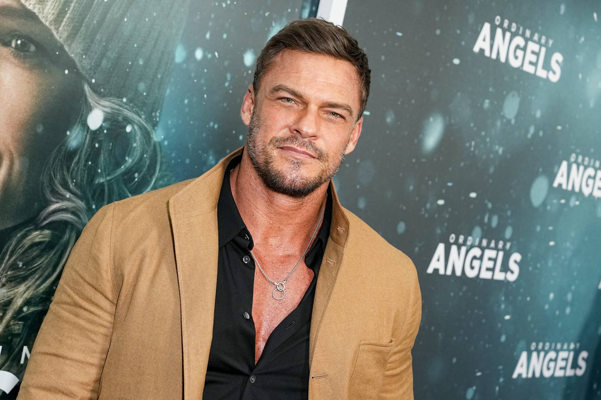 Alan Ritchson Brings the Muscle to Dr. Squatch’s Wild New “Manlandia ...