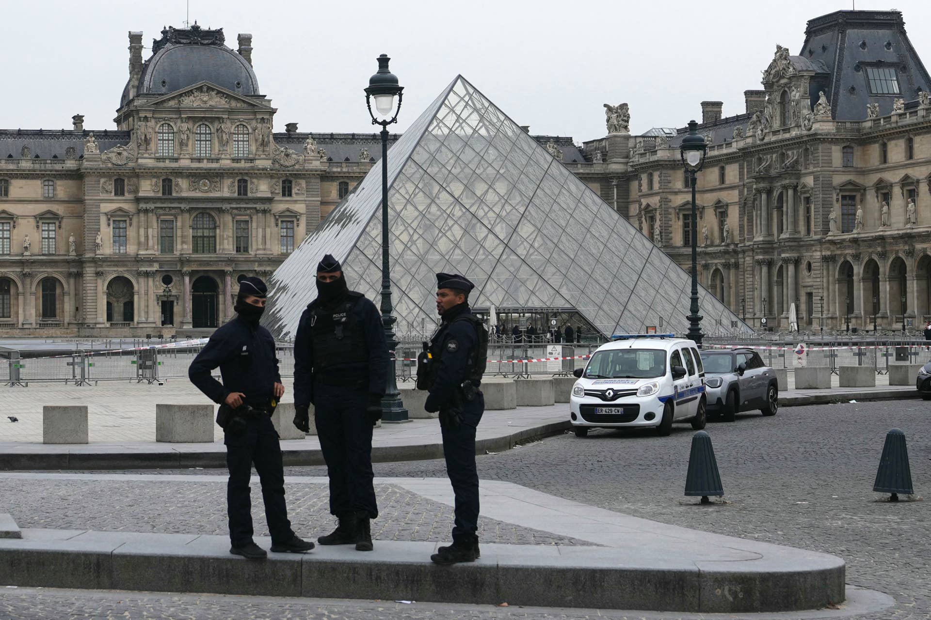 Complex Institions Example The Detective On The Louvre Case FEA for All