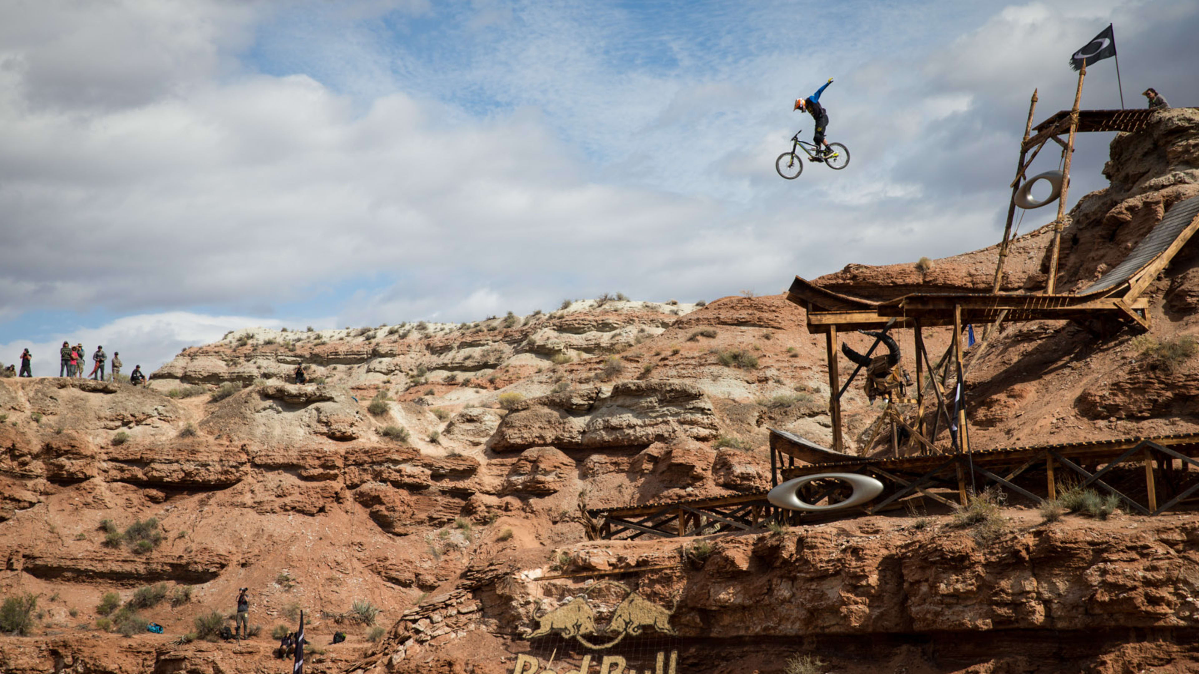 シンバルキック 吉川晃司さんがライブで披露する“シンバルキック”は大迫力！豪快さに