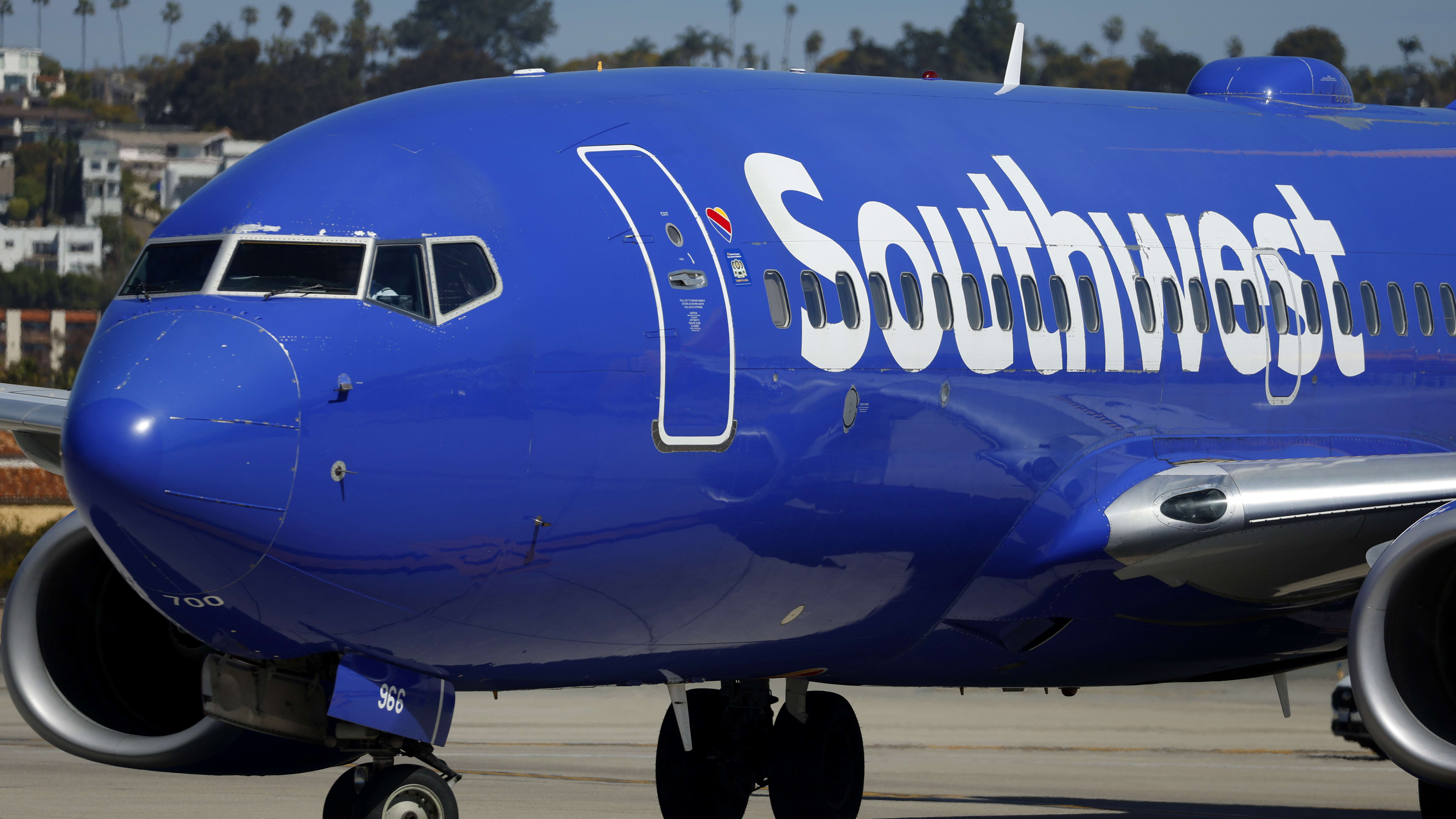 Orlando airport stops Southwest Airlines plane trying to take off from  taxiway instead of runway, image size:3840x2160