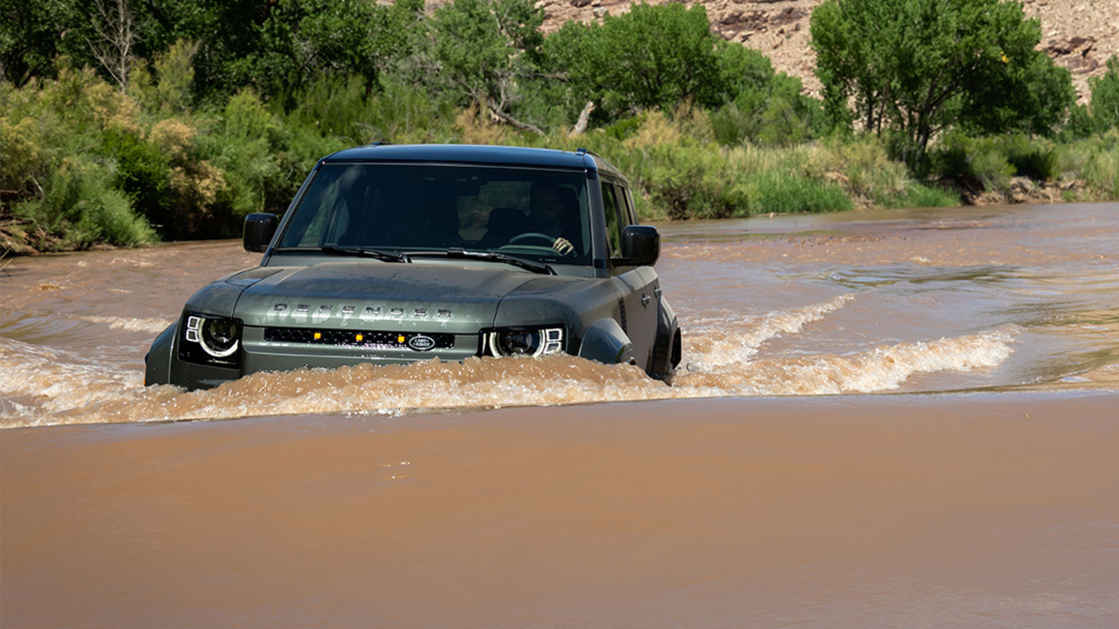 A Smaller, More Affordable Land Rover Defender Is In The Works - Men's ...