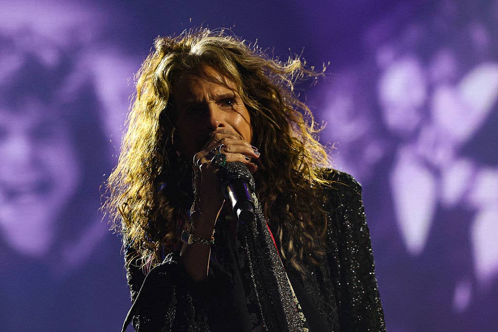Steven Tyler's Powerful VMAs Performance Leaves Fans Begging For an  Aerosmith Tour - Men's Journal