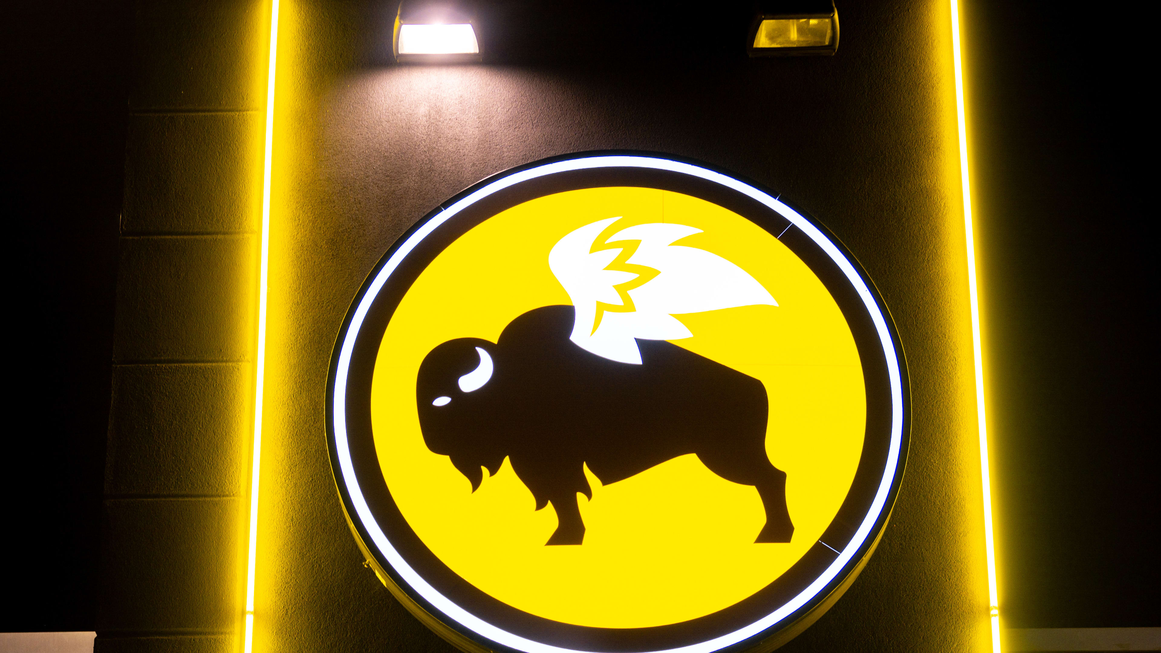 Buffalo Wild Wings Super Bowl 2026 Deal 2 Ways to Get Free Wings Men