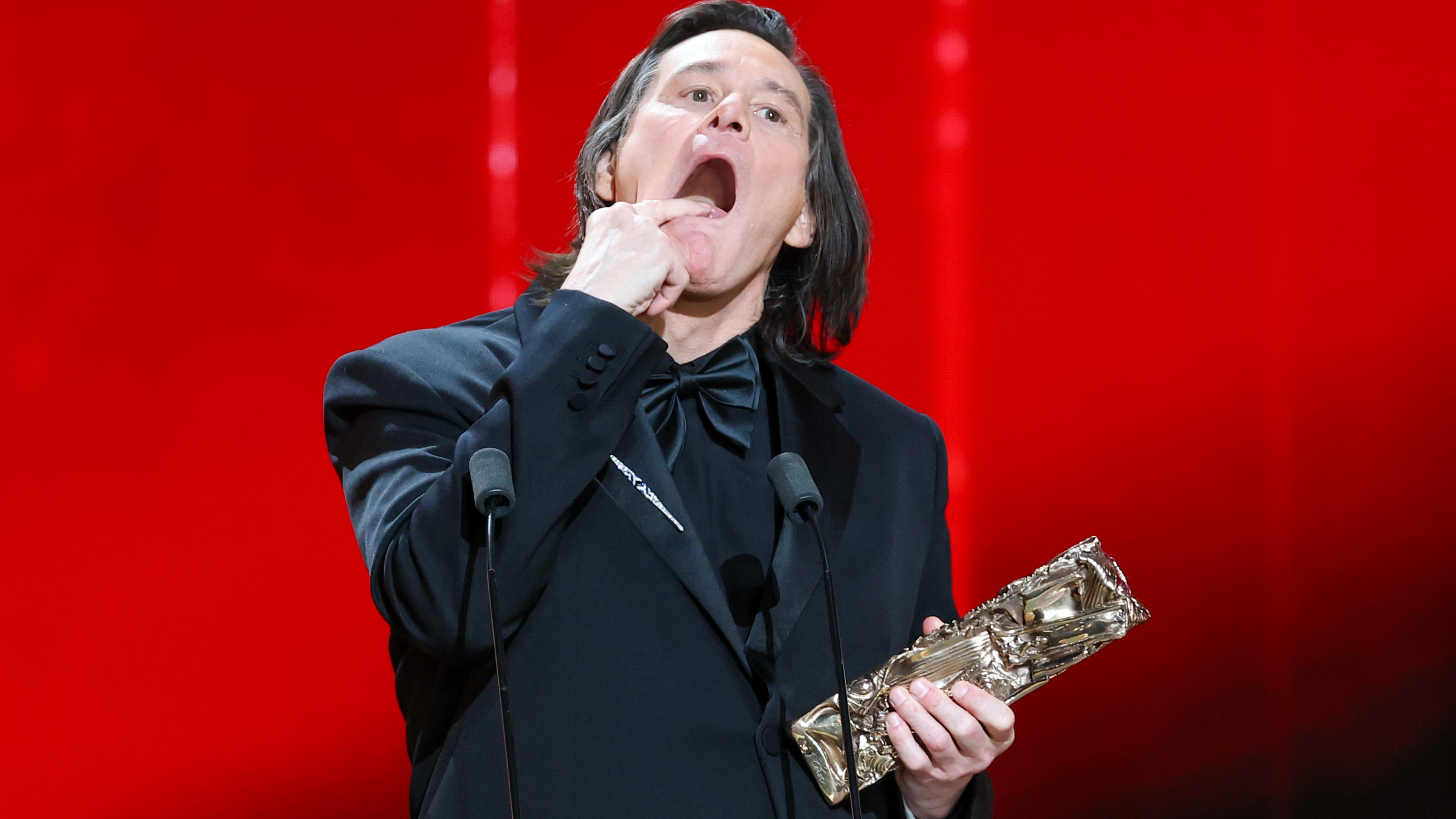 Jim Carrey's 'Unrecognizable' New Look Has Shocked The Internet - Men's  Journal