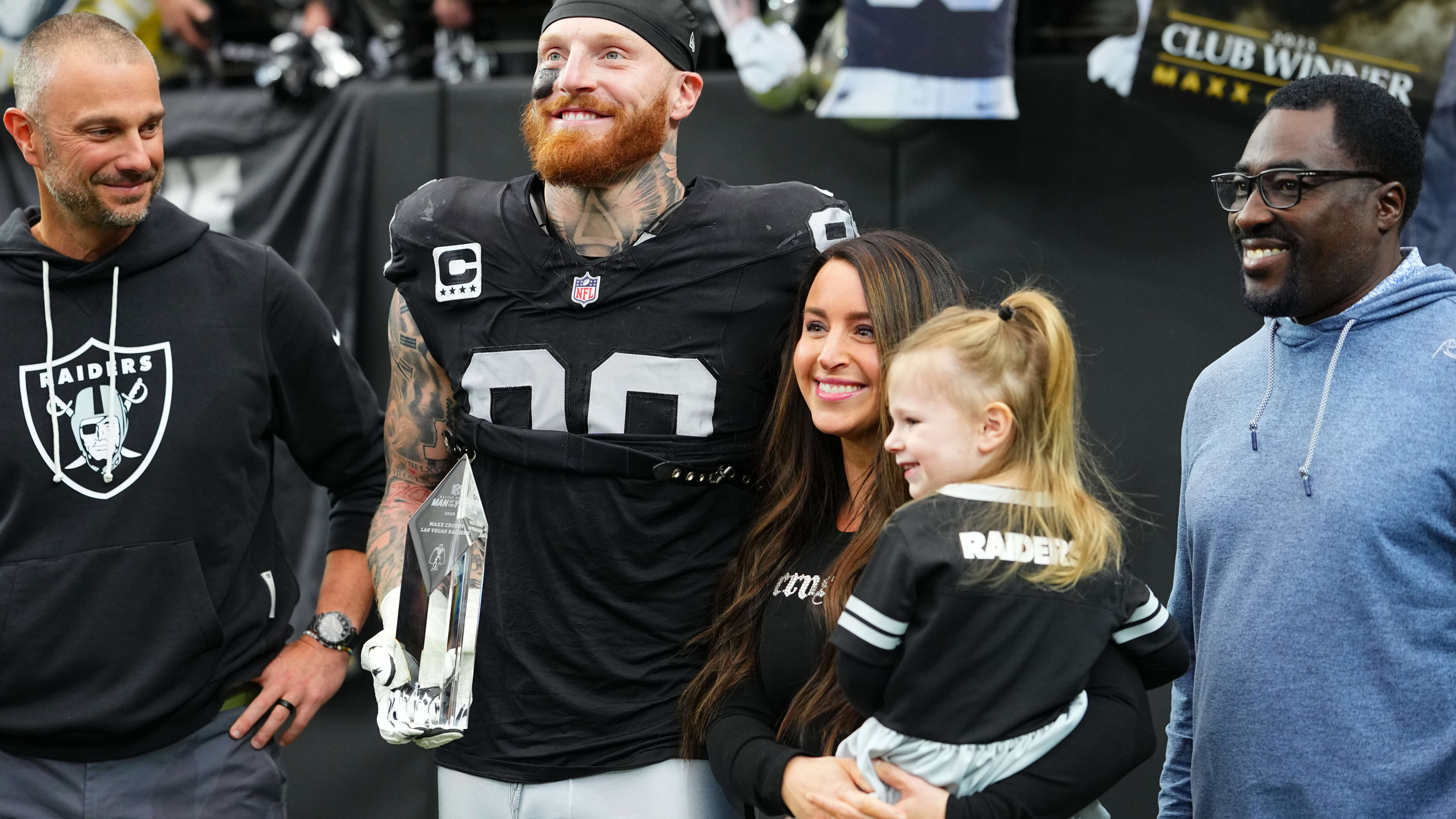 🚨 Steelers move fast after the Ravens’ trade collapse. Pittsburgh is reportedly sending three draft picks and one of its own stars to pursue Raiders All-Pro Maxx Crosby. Meanwhile, his agent CJ LaBoy says Crosby’s recovery is ahead of schedule and he’s expected to be cleared for offseason workouts. 👇 ngann