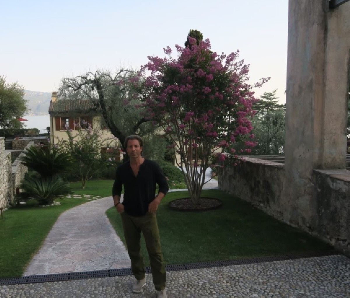 Jason Halpern standing in front of a house in Italy