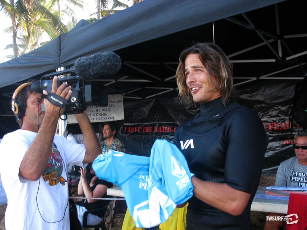 Danny Fuller Volcom Pipeline Pro Danny Fuller recounts his perfect ten point ride in the semifinals before paddling out for the final heat of the Volcom Pipeline Pro. Photo: Coté
