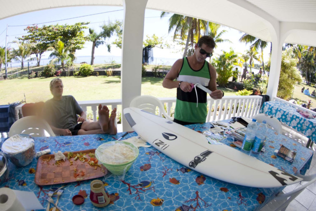 Andy Irons Andy gives Dusty Payne a lesson in sticker placement as the two awaited the start of the Billabong Pro Tahiti. Photo: Bielmann/SPL