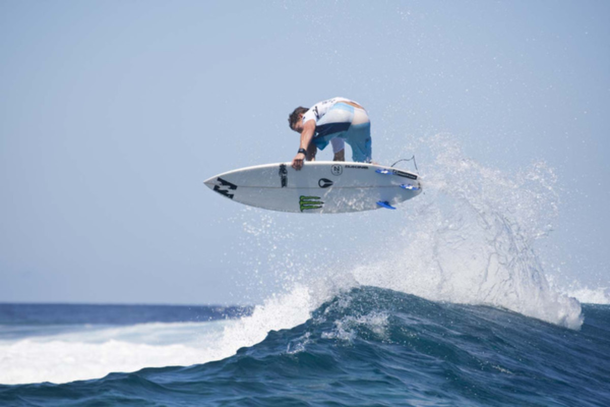 Andy Irons takes flight at Teahupo‘o. Photo: Bielmann/SPL Andy Irons takes flight at Teahupo‘o. Photo: Bielmann/SPL