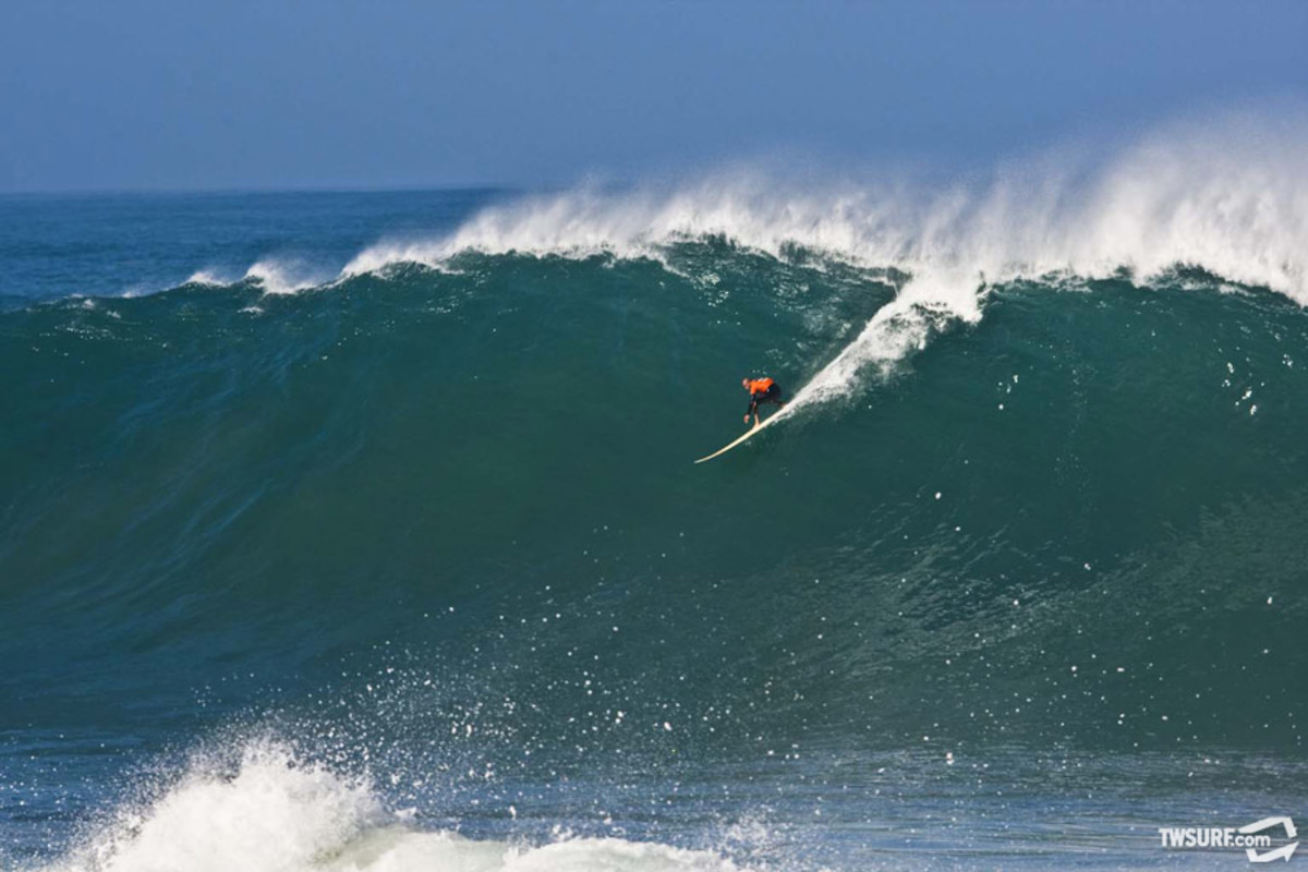 Kelly Slater surfing big waves at Waimea Bay