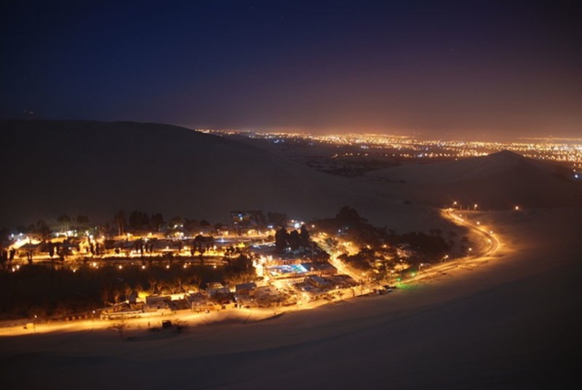 800px-Huacachina_night_1
