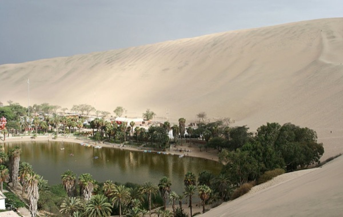 800px-Oasis_de_Huacachina_y_sus_alrededores,_Peru_—_Carlos_Adampol