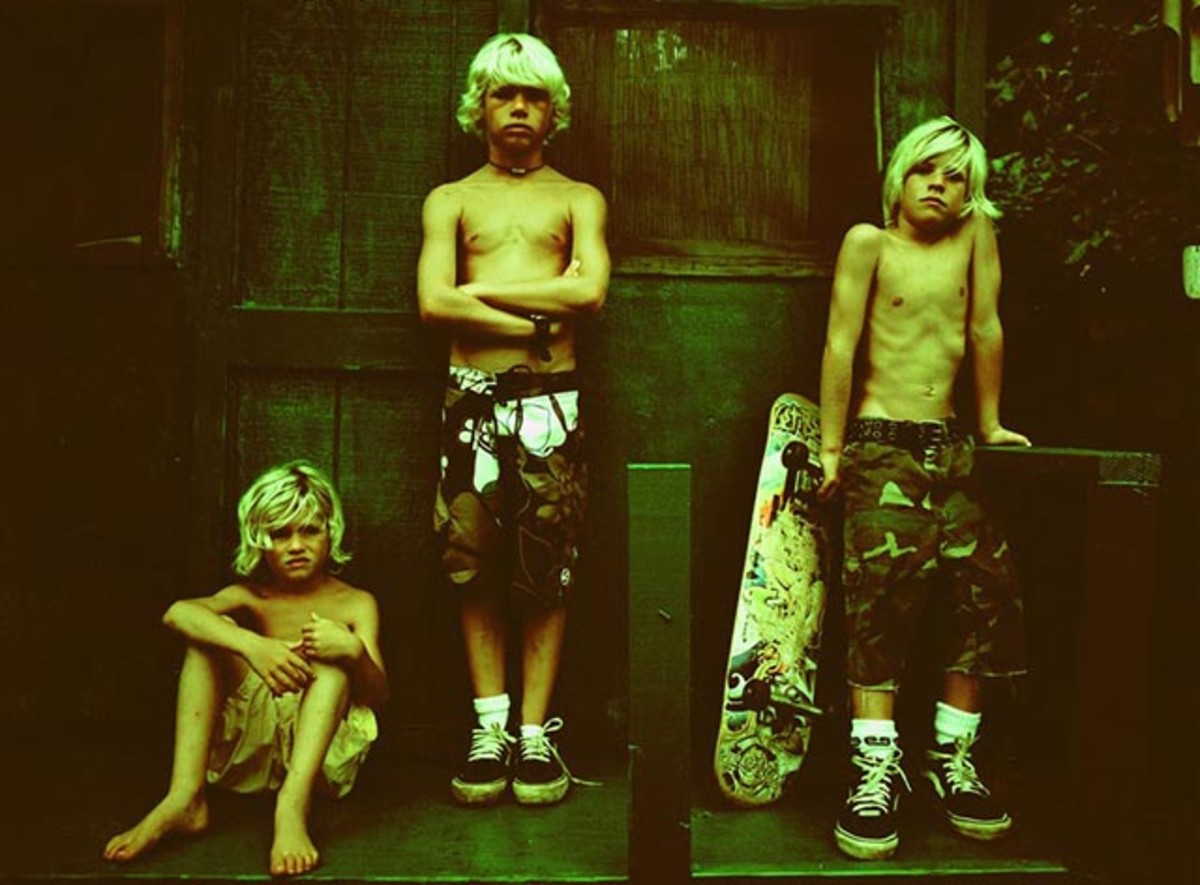 John John Florence (midden) met zijn broers Ivan (links), en Nathan; foto Brian Bielmann