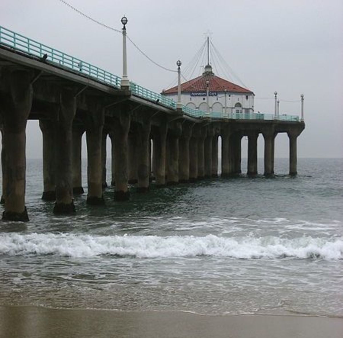 450px-Manhattan_Beach_decorated_for_the_holiday_season_on_a_foggy_day wikimedia