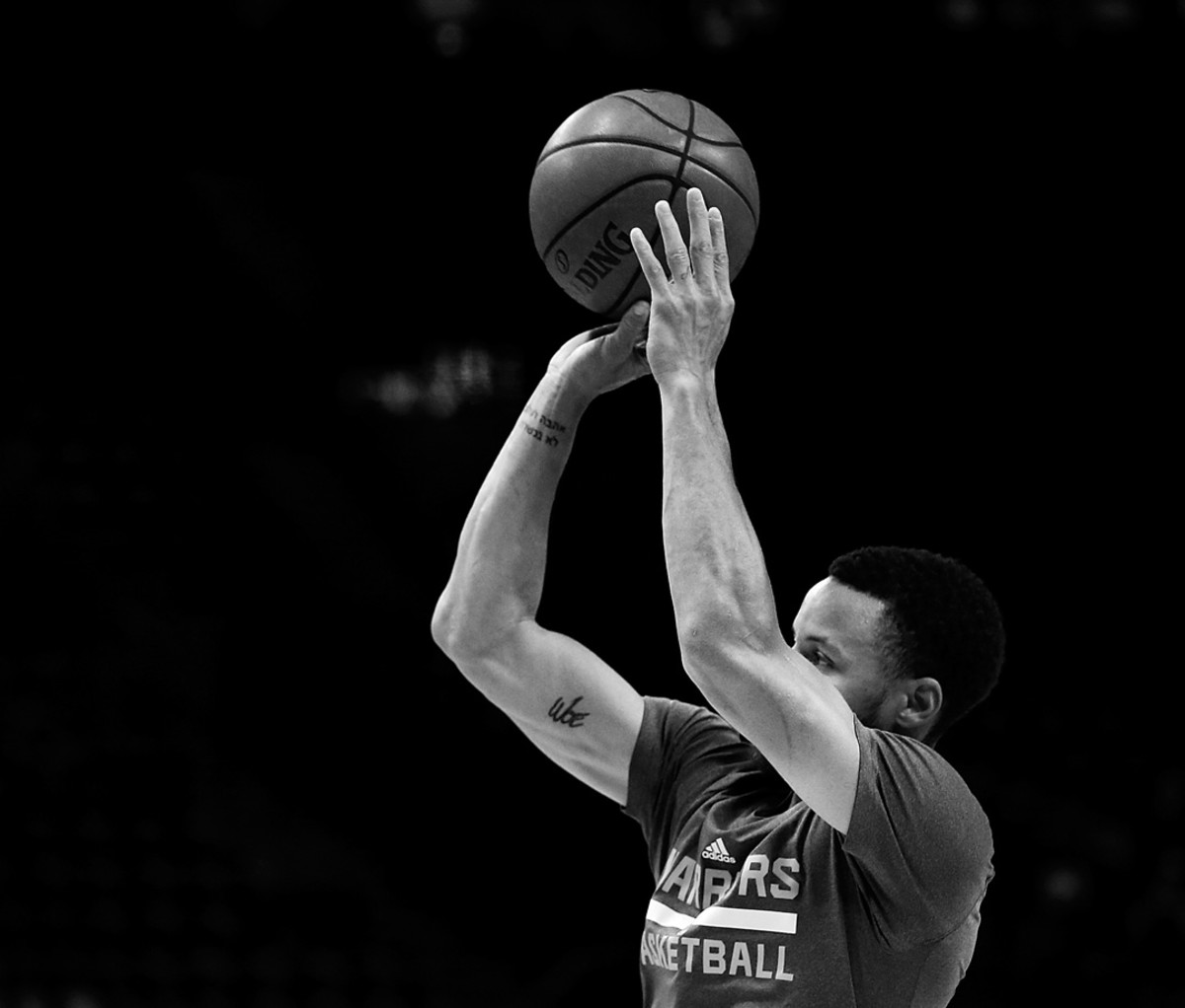Steph Curry taking 3 pointer