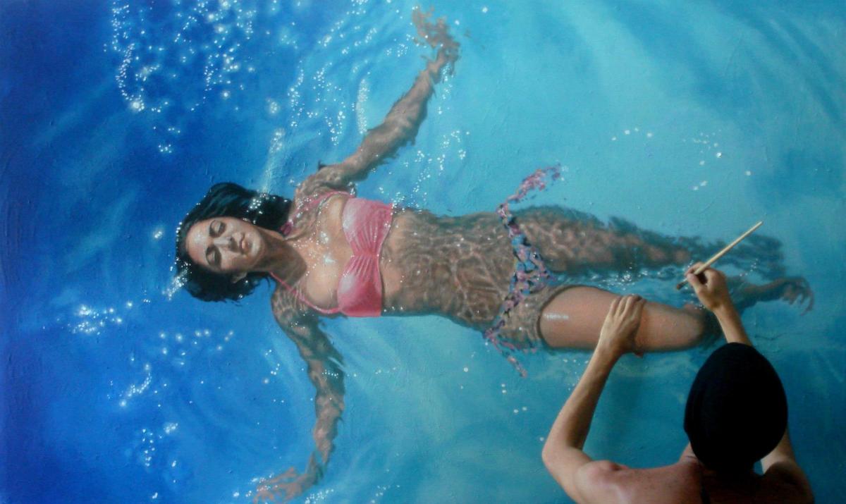 Hyperrealistic artist Gustavo Silva Nuñez painting a floating woman. Photo from Gustavo Silva Nuñez's Facebook page