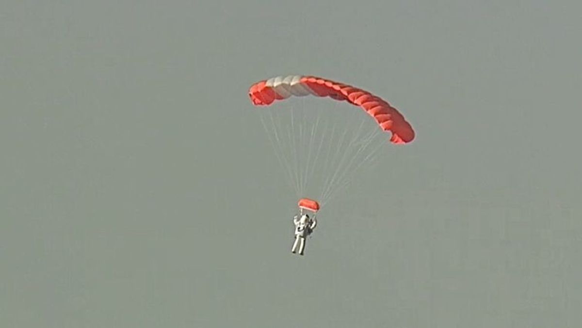 Alan Eustace parachuting