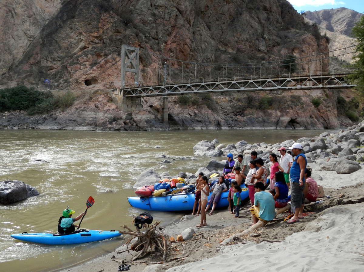 Amie Begg demonstrates the Eskimo roll to curious kids at Balsas. Introducing residents to the fun of river running is one of the core goals of SierraRios.