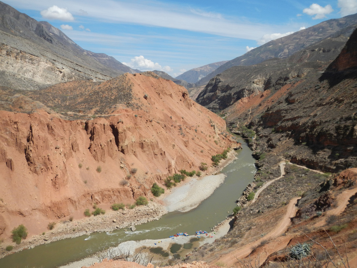 The put-in area for the Upper Grand Canyon Amazon trip near the Río Puchka confluence showcases some of the geology of the Marañón canyon.