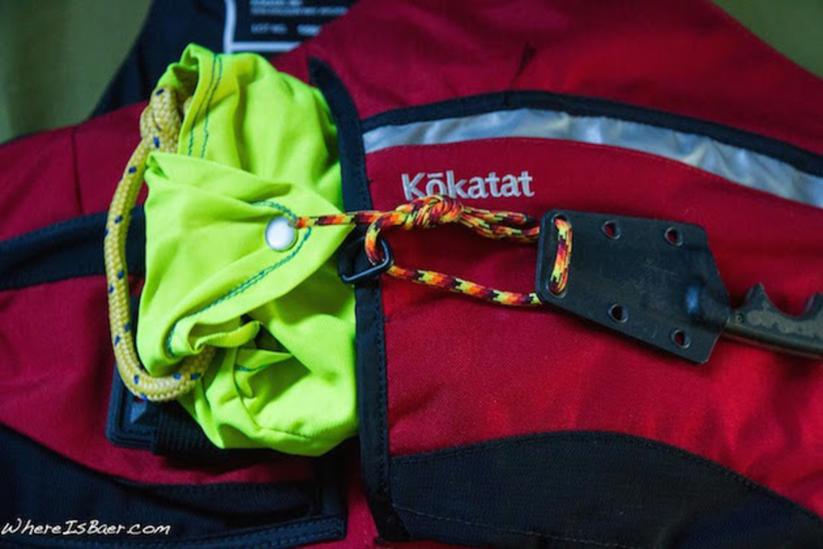 Throw rope and knife neatly tuck away in the pocket.