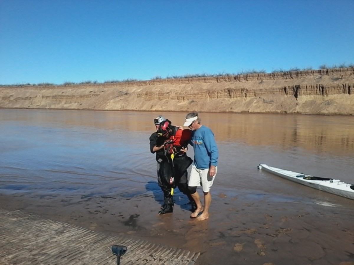 Ben Orkin being helped out of his boat at Pearce Ferry. Photo by Pam Wolfson.