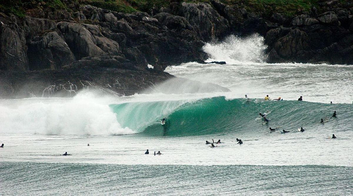 A lucky surfer at Mundaka, with an envious crowd looking on. Photo by Paco Two